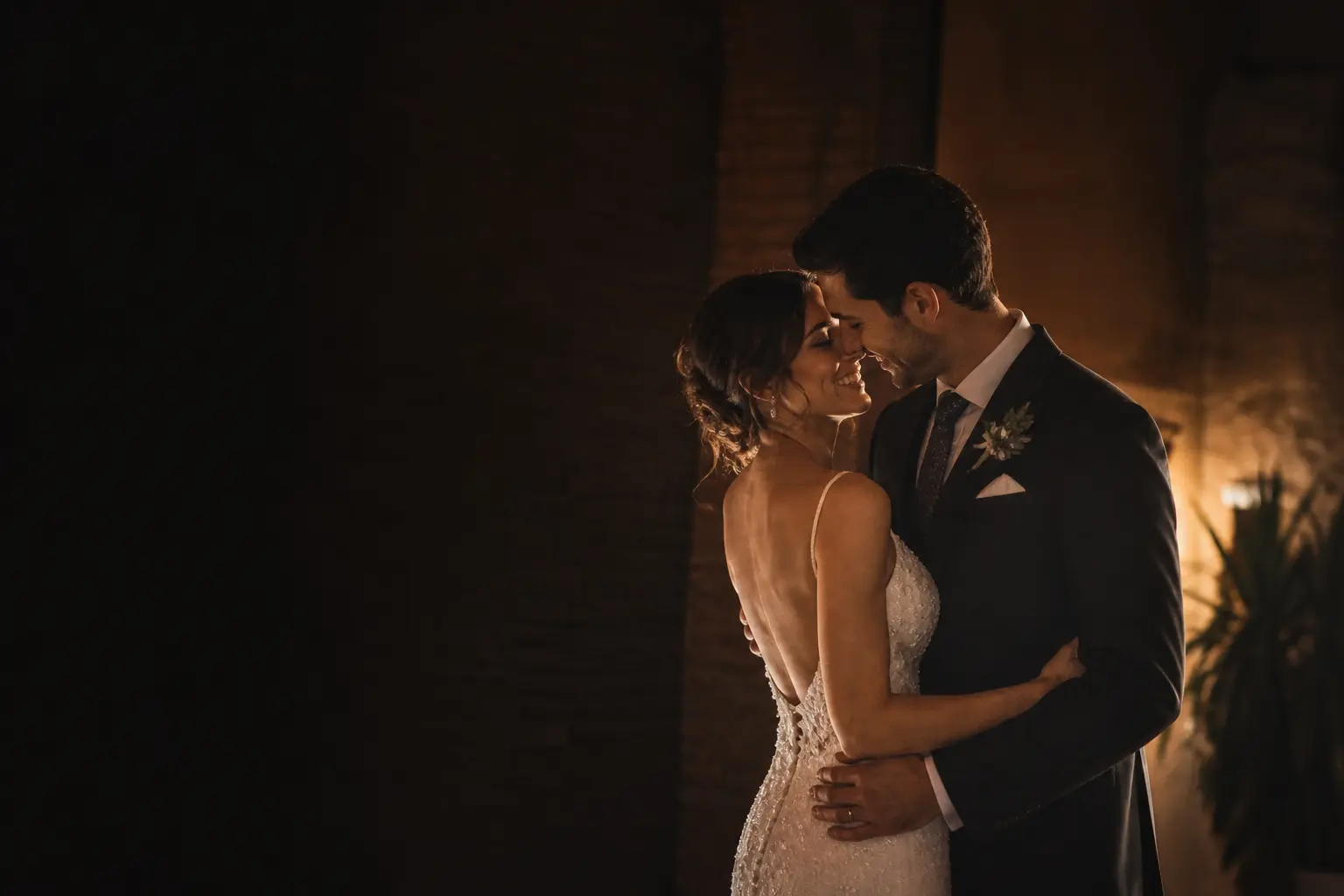 Pareja durante una boda en Málaga fotografiada por MalakaLens