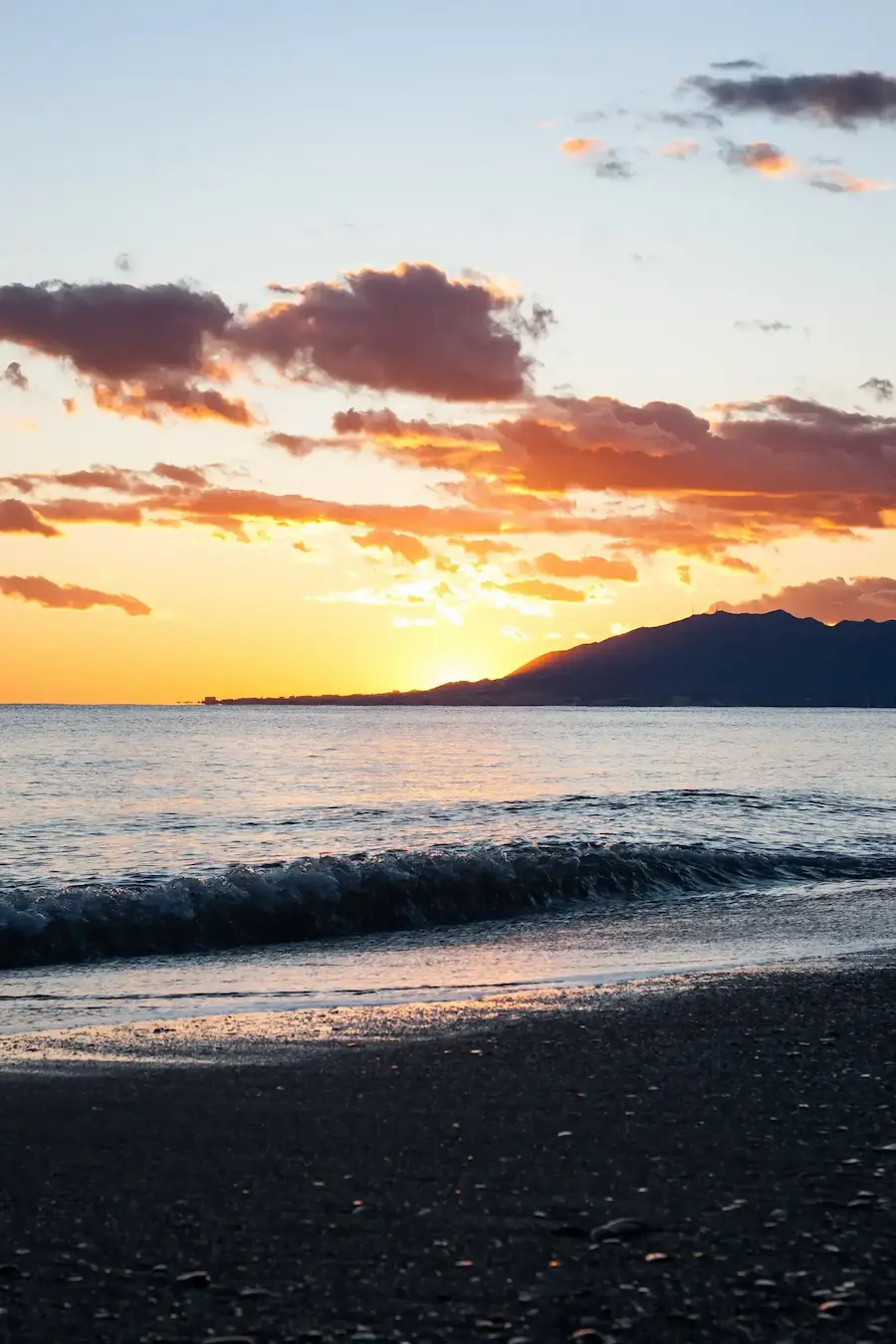 Atardecer en la playa de Málaga con luz cálida y ambiente mediterráneo