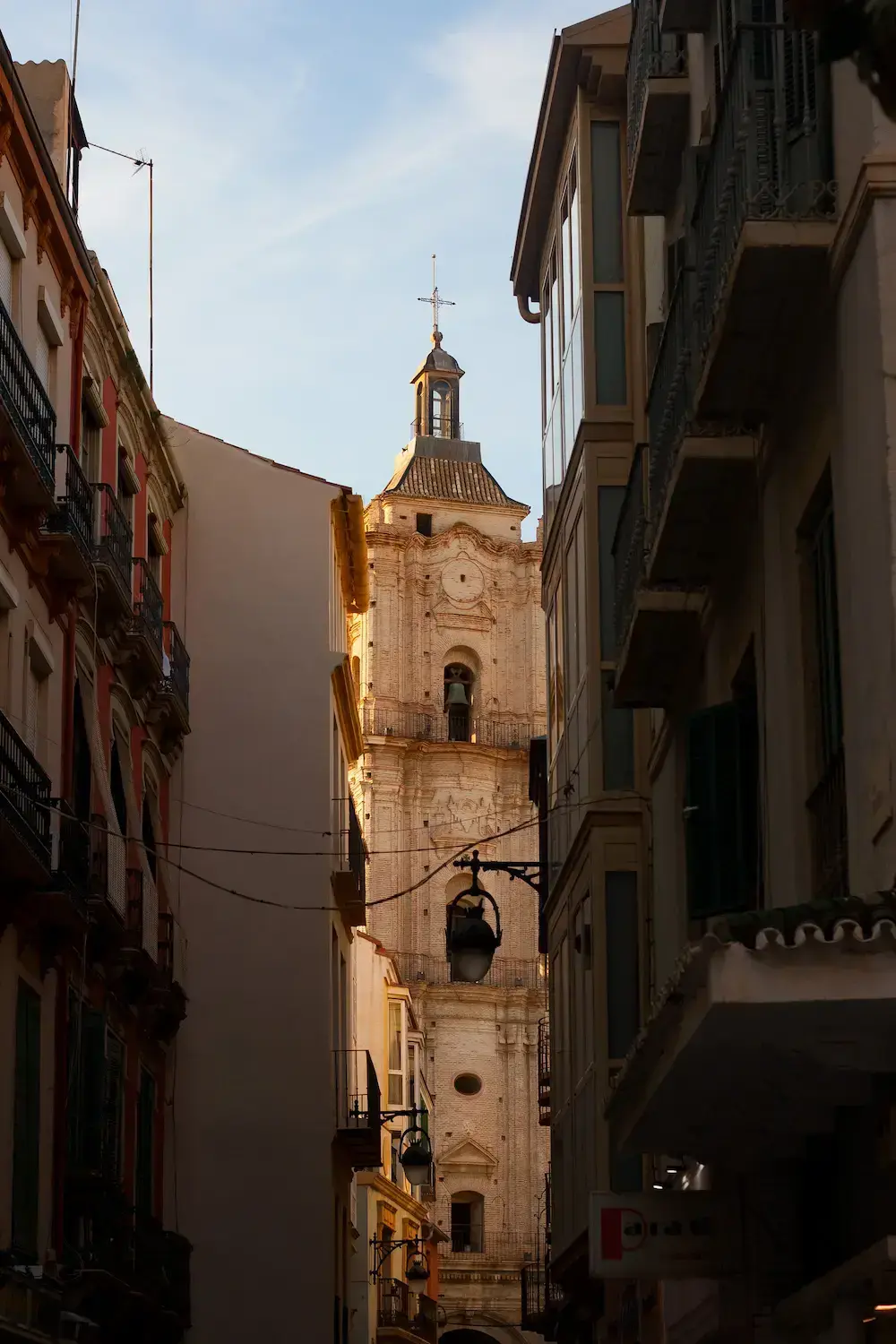 Equipo MalakaLens, fotógrafos en Málaga, con la Catedral al fondo