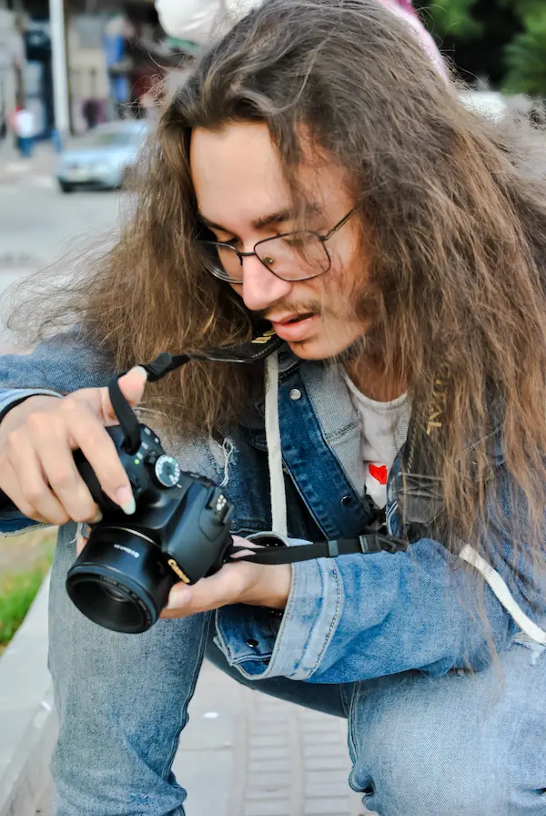 Lobsang M. Leiva revisando fotografías durante una sesión documental en Málaga