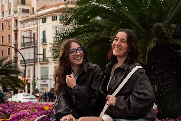 Pareja sonriendo durante una sesión de fotos en Málaga capital