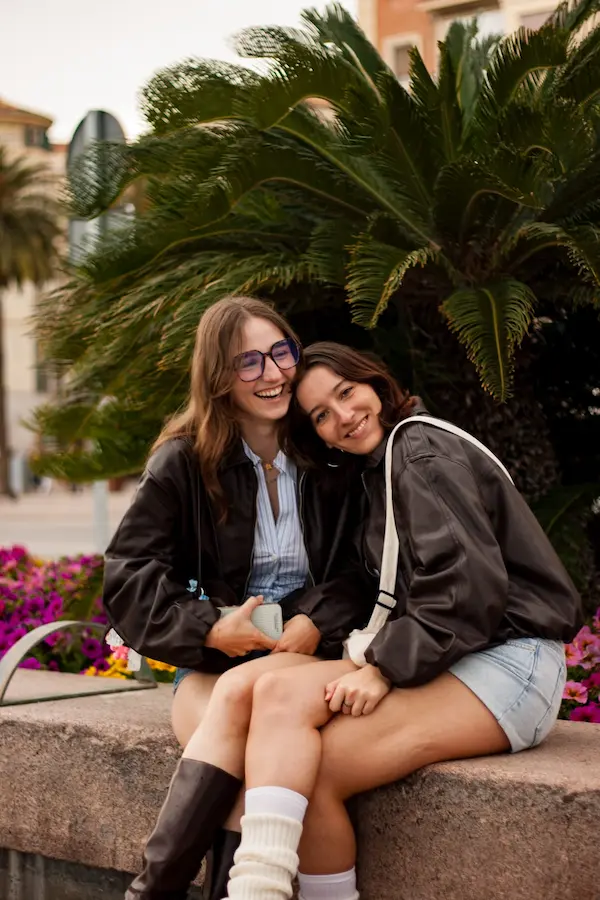 Dos chicas abrazadas durante una sesión de fotos en Málaga