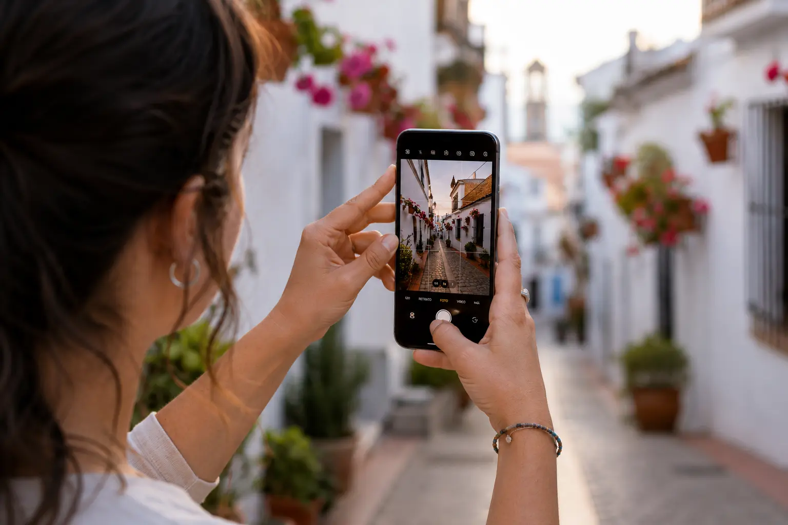 Personas practicando fotografía en exterior durante una formación en Málaga