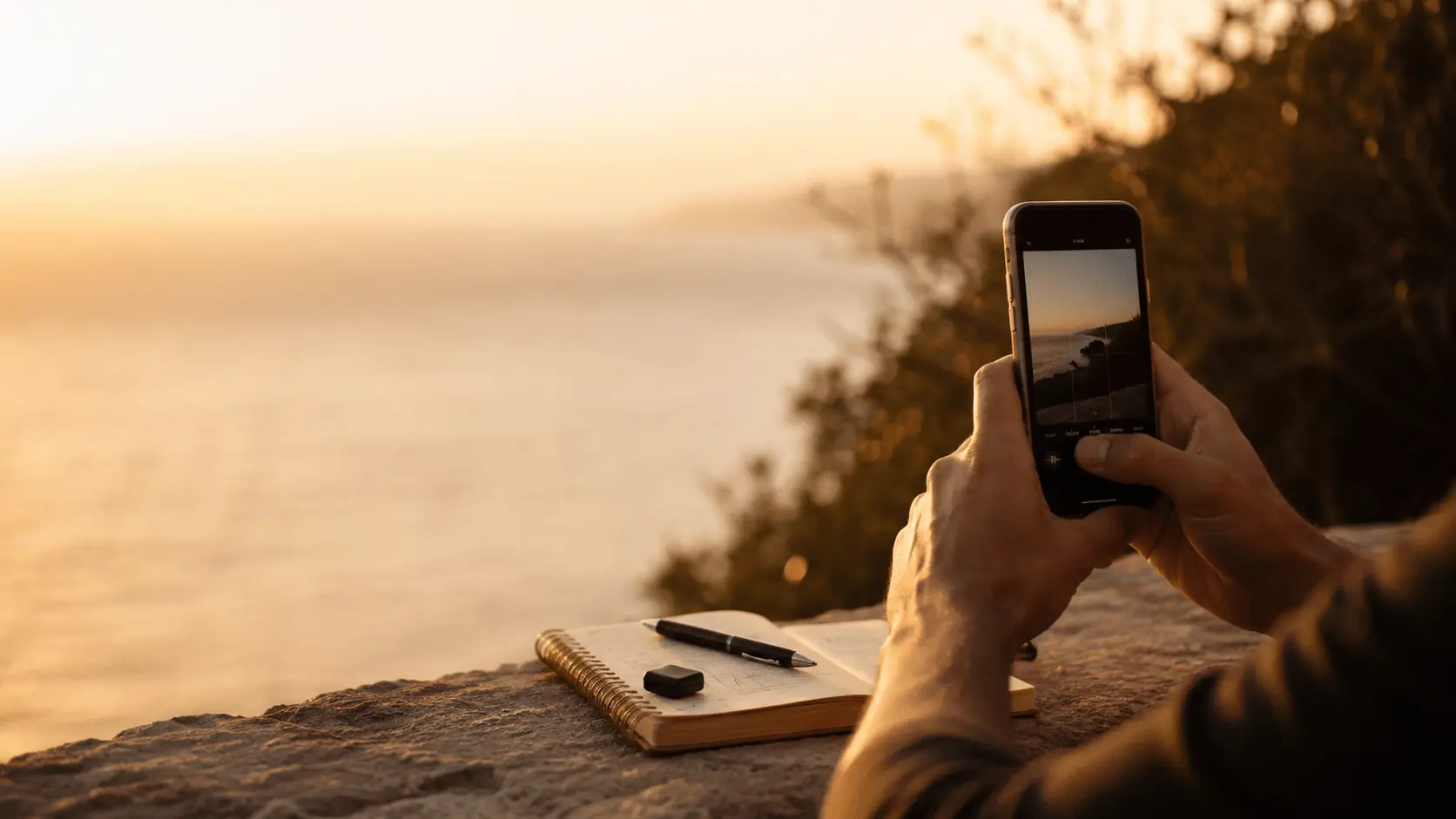 Cámara, libreta y material para aprender fotografía con móvil en Málaga